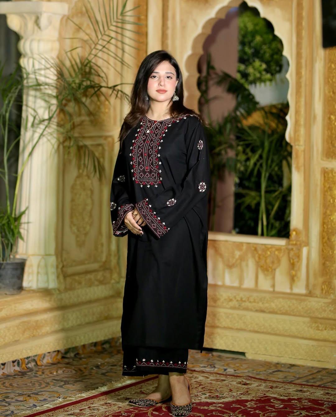 BLACK LUXE  EMB 2Pc